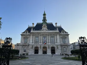 Hotel de Ville à Levallois-Perret | La Conciergerie Paris Ouest by Alex